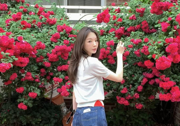 강민경, 꽃보다 더 빛나는 미모…극세사 다리 '눈길' [N샷]