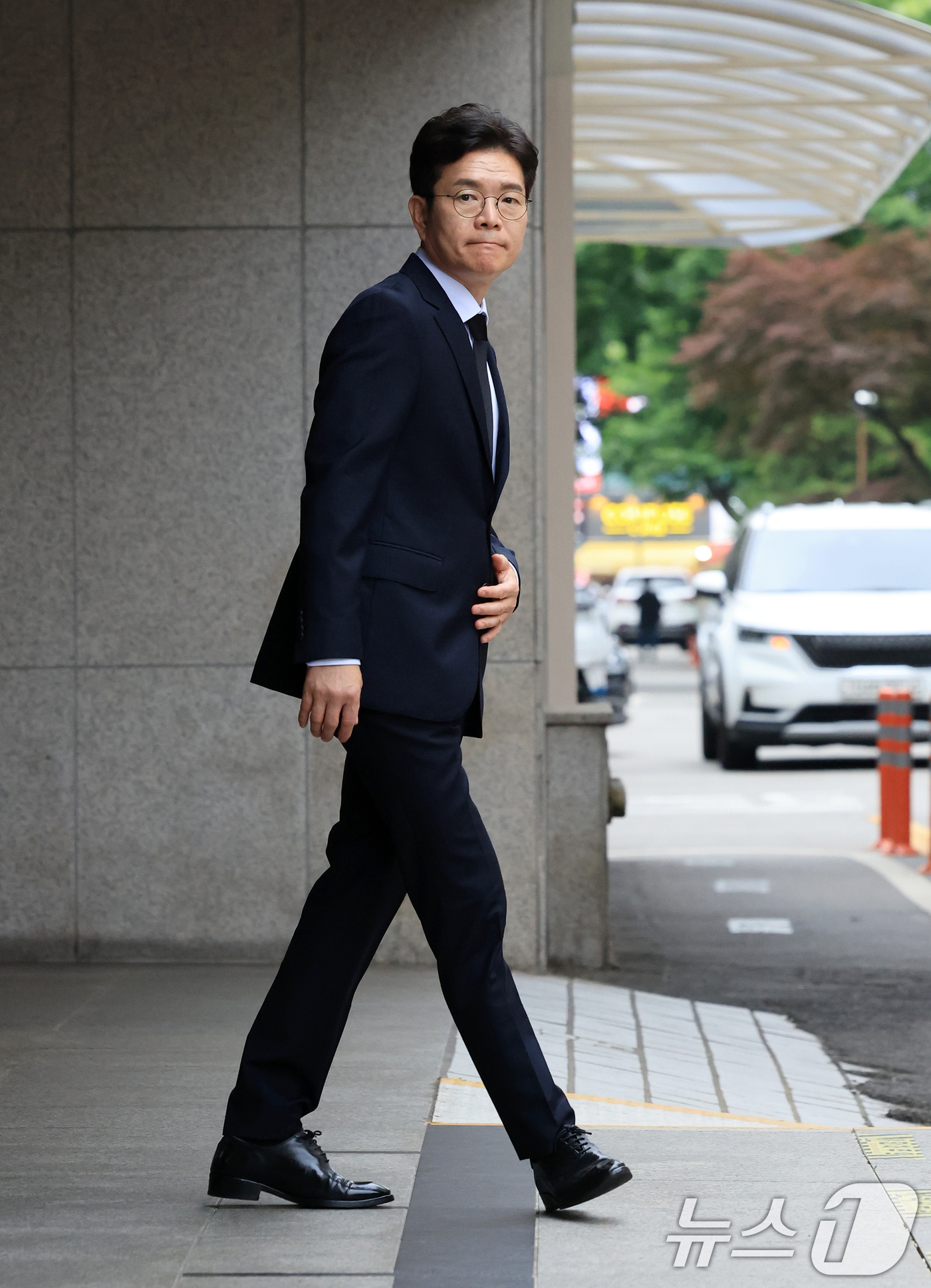 (서울=뉴스1) 이호윤 기자 = 정원오 더불어민주당 서울시장 후보가 27일 서울 중구 국립중앙의료원 장례식장에 마련된 서소문 고가차도 참사 희생자 빈소를 찾아 조문을 마치고 발걸음 …