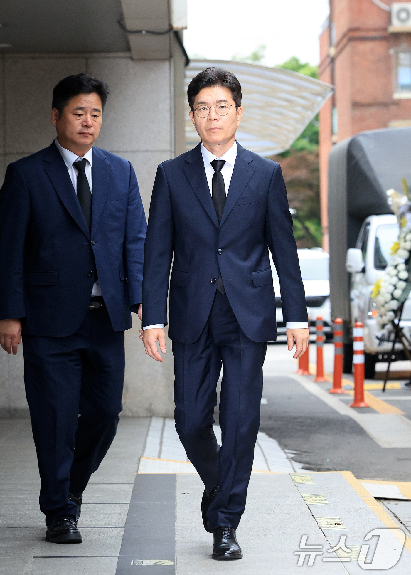 (서울=뉴스1) 이호윤 기자 = 정원오 더불어민주당 서울시장 후보가 27일 서울 중구 국립중앙의료원 장례식장에 마련된 서소문 고가차도 참사 희생자 빈소를 찾아 조문을 마치고 발걸음 …