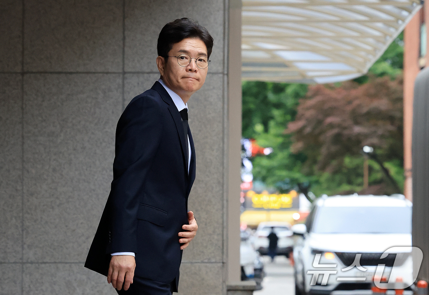 (서울=뉴스1) 이호윤 기자 = 정원오 더불어민주당 서울시장 후보가 27일 서울 중구 국립중앙의료원 장례식장에 마련된 서소문 고가차도 참사 희생자 빈소를 찾아 조문을 마치고 발걸음 …