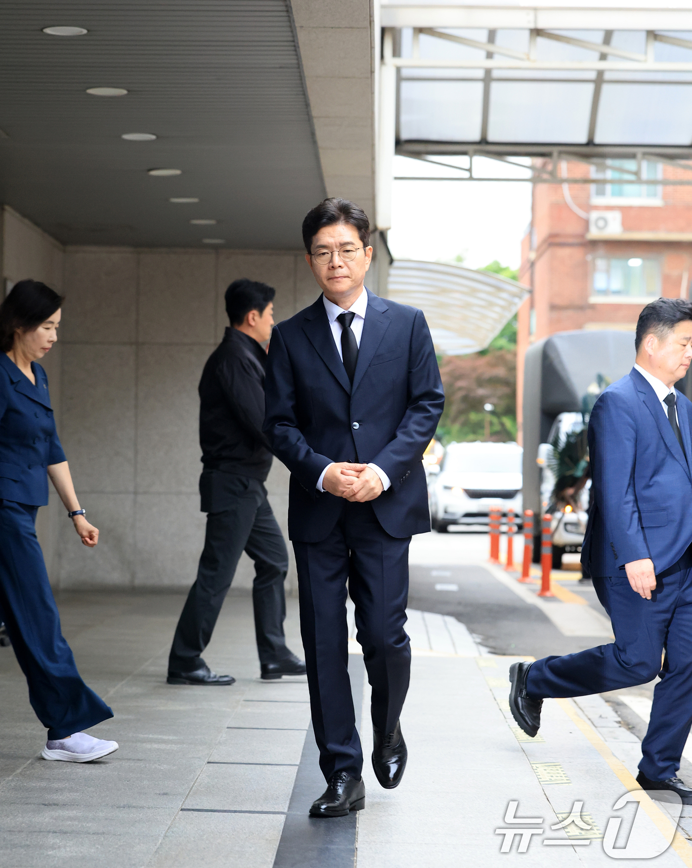 (서울=뉴스1) 이호윤 기자 = 정원오 더불어민주당 서울시장 후보가 27일 서울 중구 국립중앙의료원 장례식장에 마련된 서소문 고가차도 참사 희생자 빈소를 찾아 조문을 마치고 발걸음 …