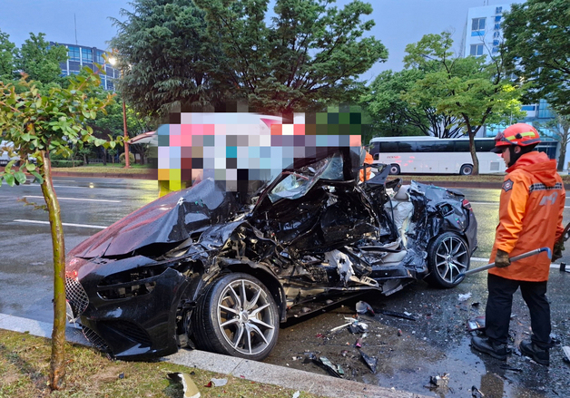 빗길 미끄러진 승용차, 버스 후미 추돌…20대 3명 숨져(종합)