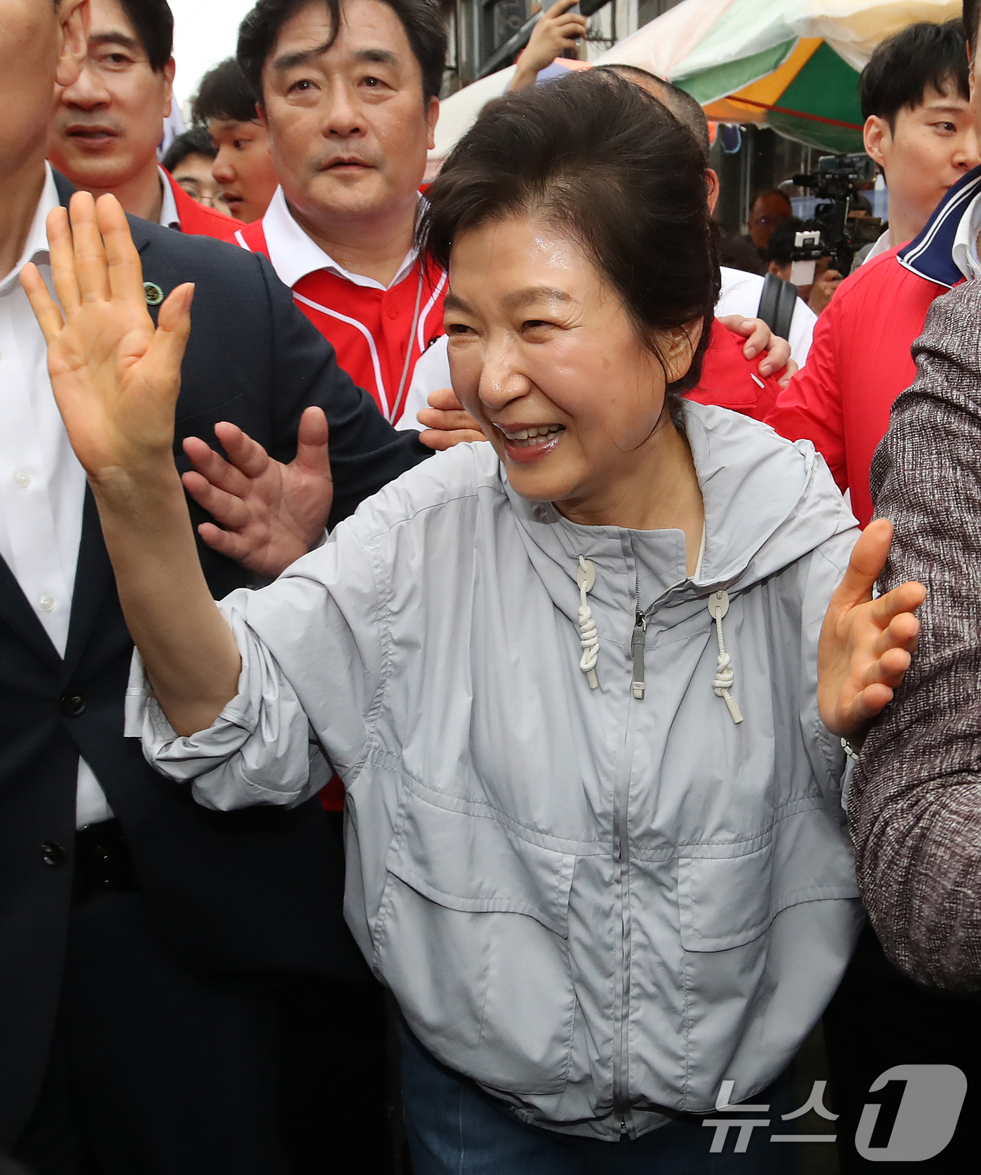 (부산=뉴스1) 윤일지 기자 = 박근혜 전 대통령이 27일 부산 기장군 기장시장을 찾아 박형준 국민의힘 부산시장 후보, 정명시 기장군수 후보, 박민식 북구갑 국회의원 후보 등 국민 …