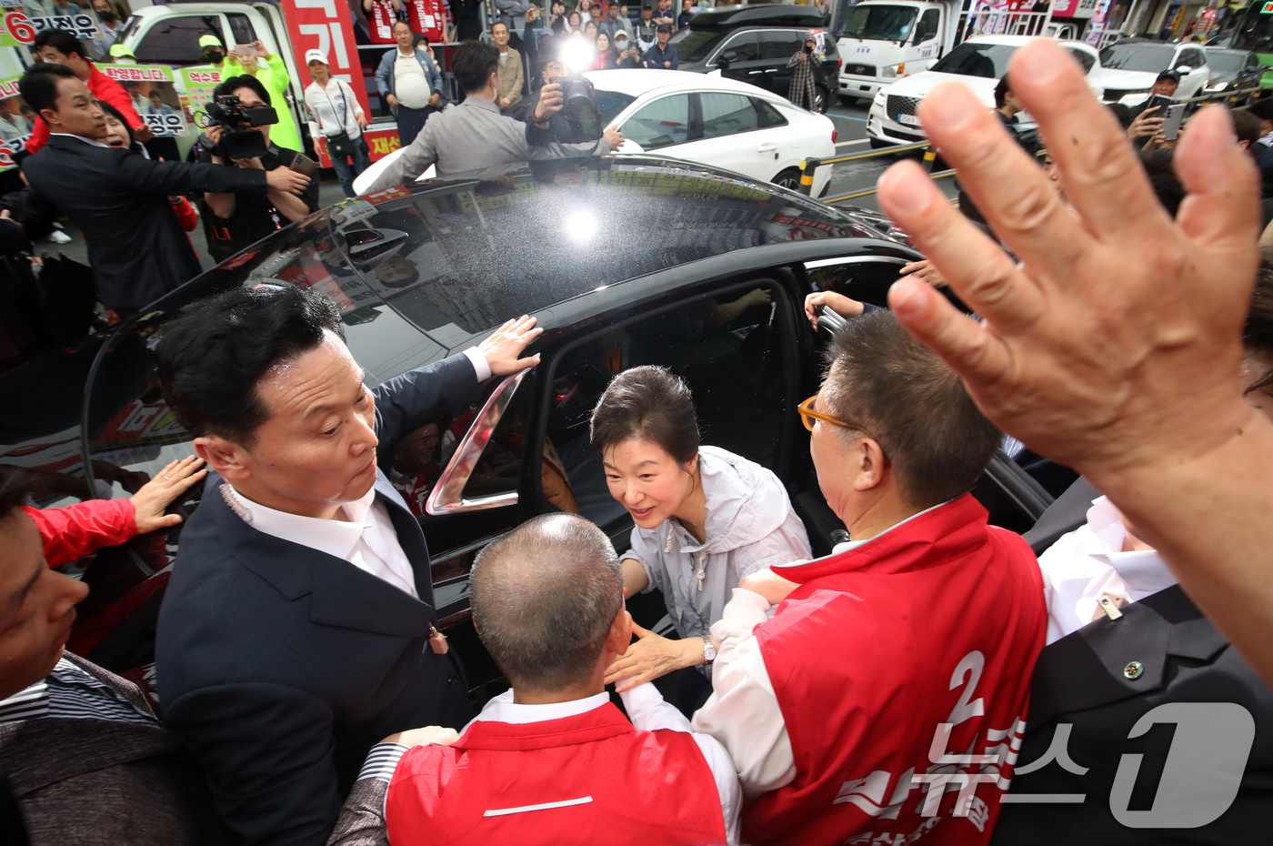 (부산=뉴스1) 윤일지 기자 = 박근혜 전 대통령이 27일 부산 기장군 기장시장을 찾아 박형준 국민의힘 부산시장 후보, 정명시 기장군수 후보, 박민식 북구갑 국회의원 후보 등 국민 …