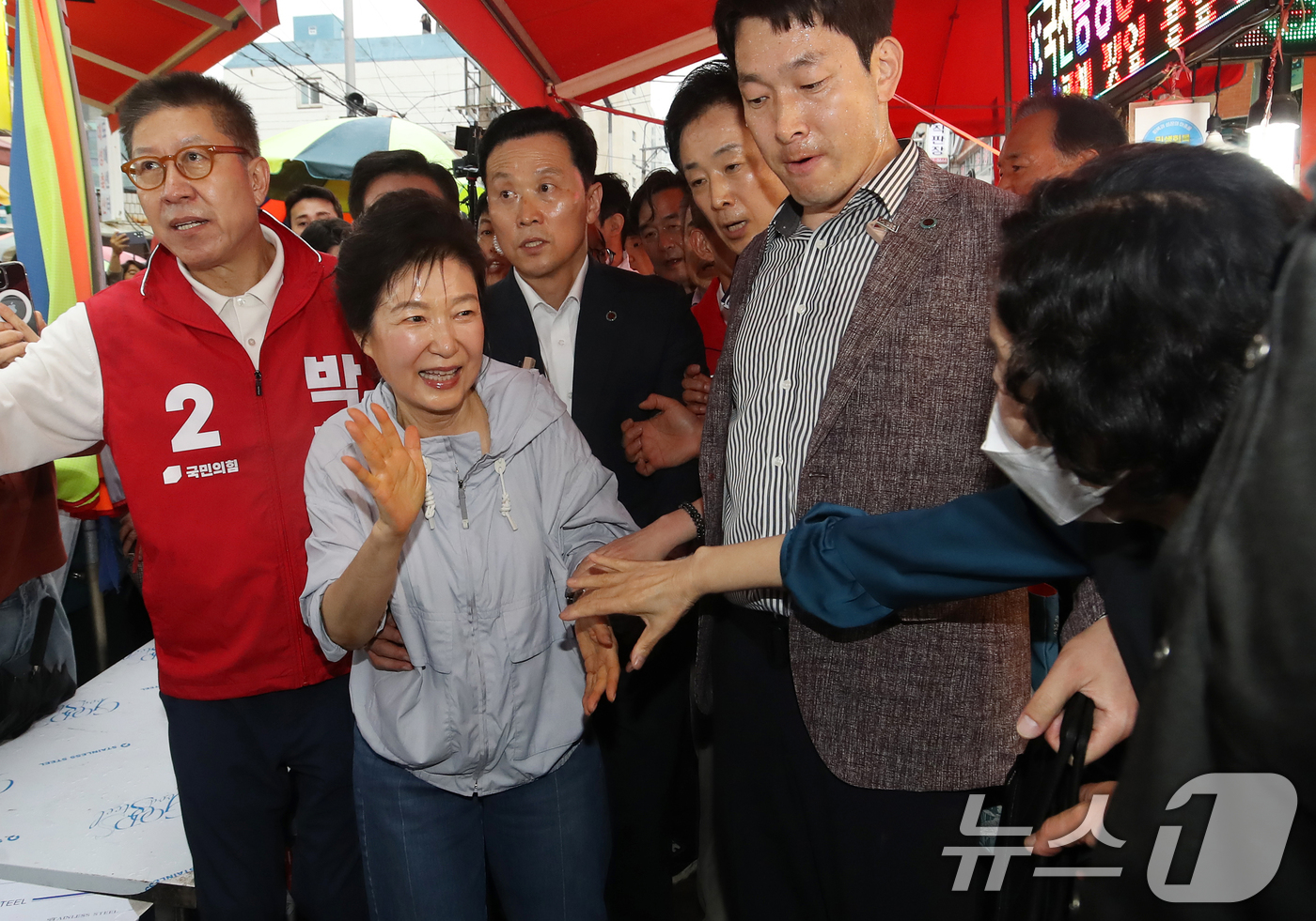 (부산=뉴스1) 윤일지 기자 = 박근혜 전 대통령이 27일 부산 기장군 기장시장을 찾아 박형준 국민의힘 부산시장 후보, 정명시 기장군수 후보, 박민식 북구갑 국회의원 후보 등 국민 …