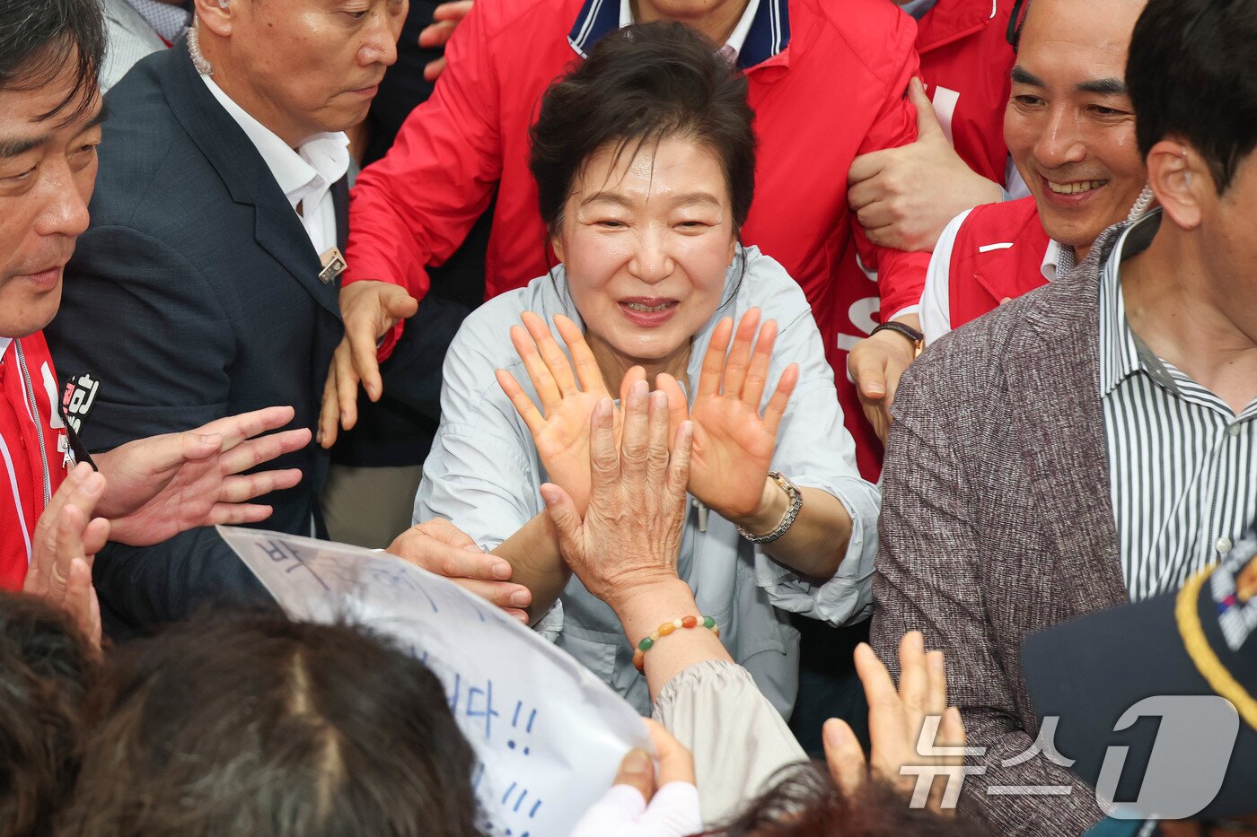 본문 이미지 - 박근혜 전 대통령이 27일 부산 기장군 기장시장을 방문해 시민들과 인사를 나누고 있다. (공동취재) 2026.5.27 ⓒ 뉴스1 윤일지 기자