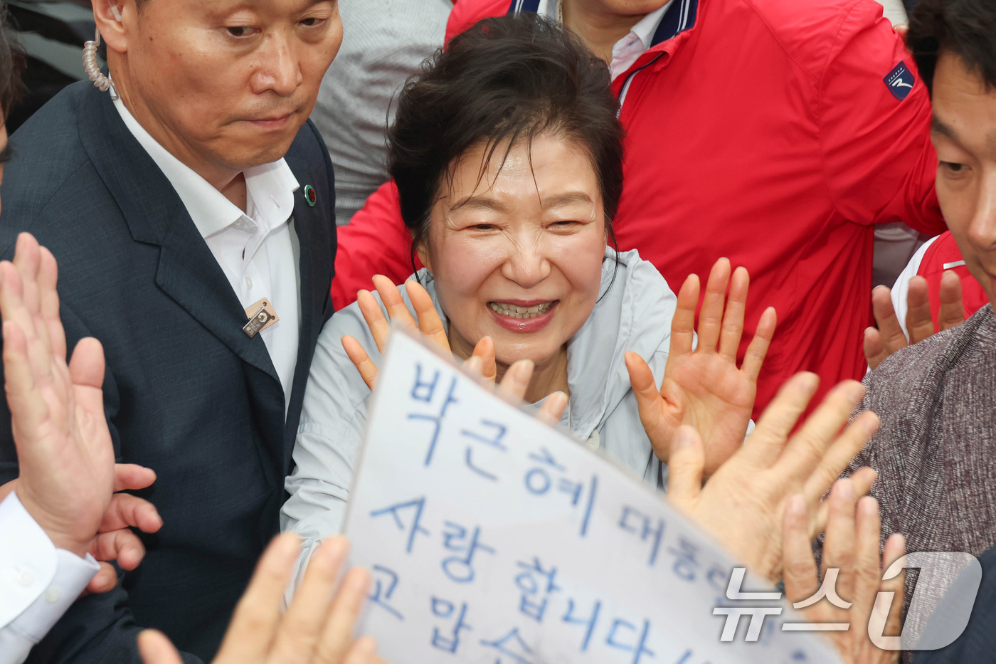 (부산=뉴스1) 윤일지 기자 = 박근혜 전 대통령이 27일 부산 기장군 기장시장을 방문해 시민들과 인사를 나누고 있다. (공동취재) 2026.5.27/뉴스1