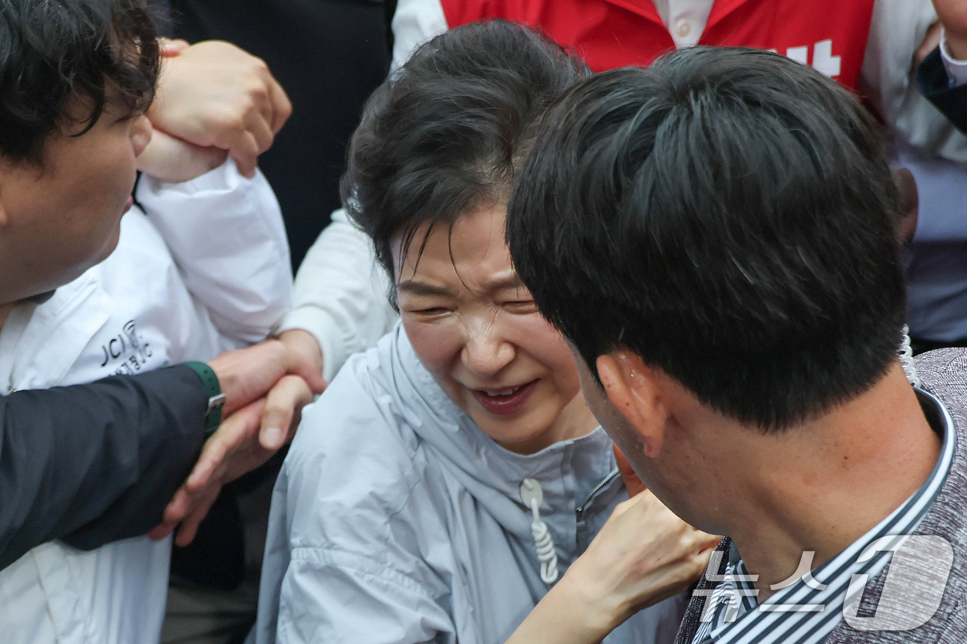 (부산=뉴스1) 윤일지 기자 = 박근혜 전 대통령이 27일 부산 기장군 기장시장을 방문해 시민들과 인사를 나누던 중 인파에 밀려 인상을 쓰는 모습을 보이고 있다. (공동취재) 20 …
