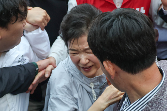 인파에 밀린 박근혜 전 대통령
