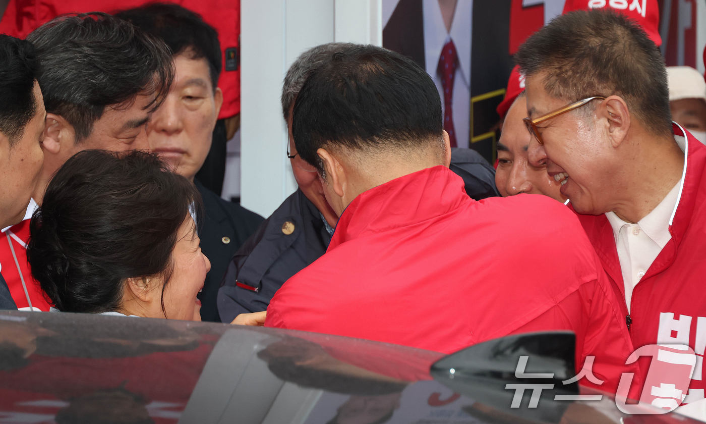 (부산=뉴스1) 윤일지 기자 = 박근혜 전 대통령이 27일 부산 기장군 기장시장에 도착해 박형준 국민의힘 부산시장 후보와 인사를 나누고 있다. (공동취재) 2026.5.27/뉴스1 …
