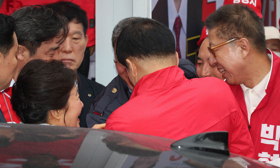 박형준 부산시장 후보와 인사하는 박근혜 전 대통령