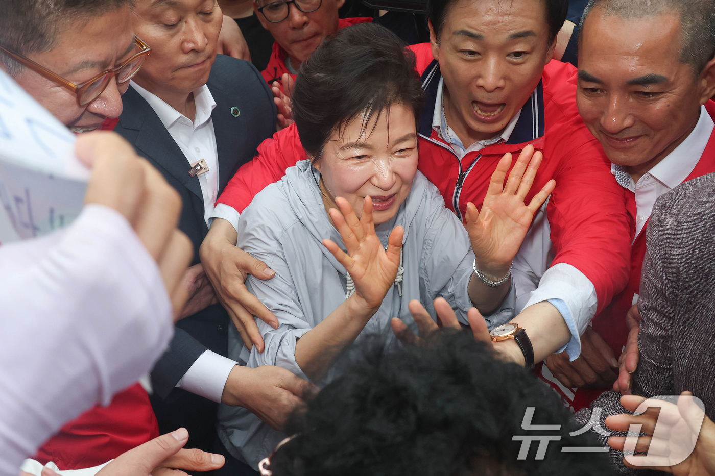 (부산=뉴스1) 윤일지 기자 = 박근혜 전 대통령이 27일 부산 기장군 기장시장을 방문해 시민들과 인사를 나누고 있다. (공동취재) 2026.5.27/뉴스1