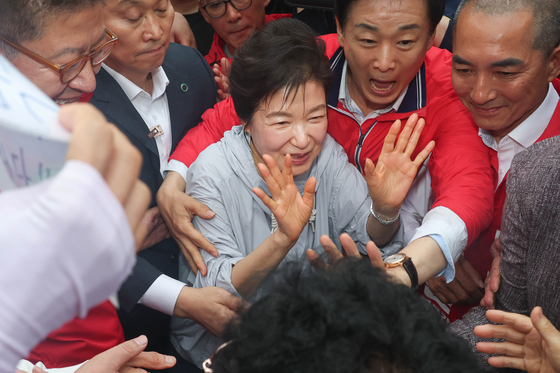 부산 시민과 인사하는 박근혜 전 대통령