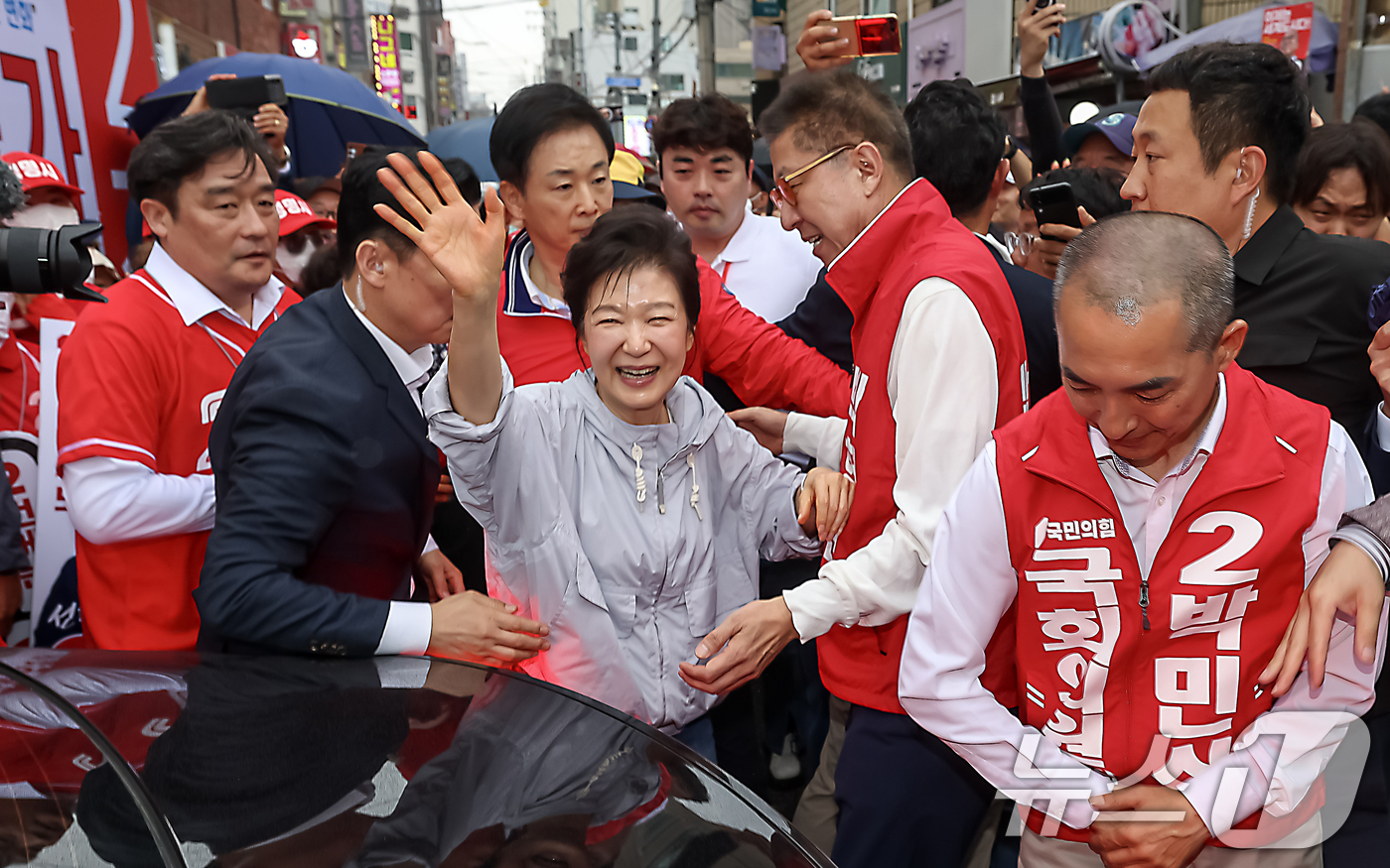 (부산=뉴스1) 윤일지 기자 = 박근혜 전 대통령이 27일 부산 기장군 기장시장을 방문해 시민들과 인사를 나누고 있다. (공동취재) 2026.5.27/뉴스1