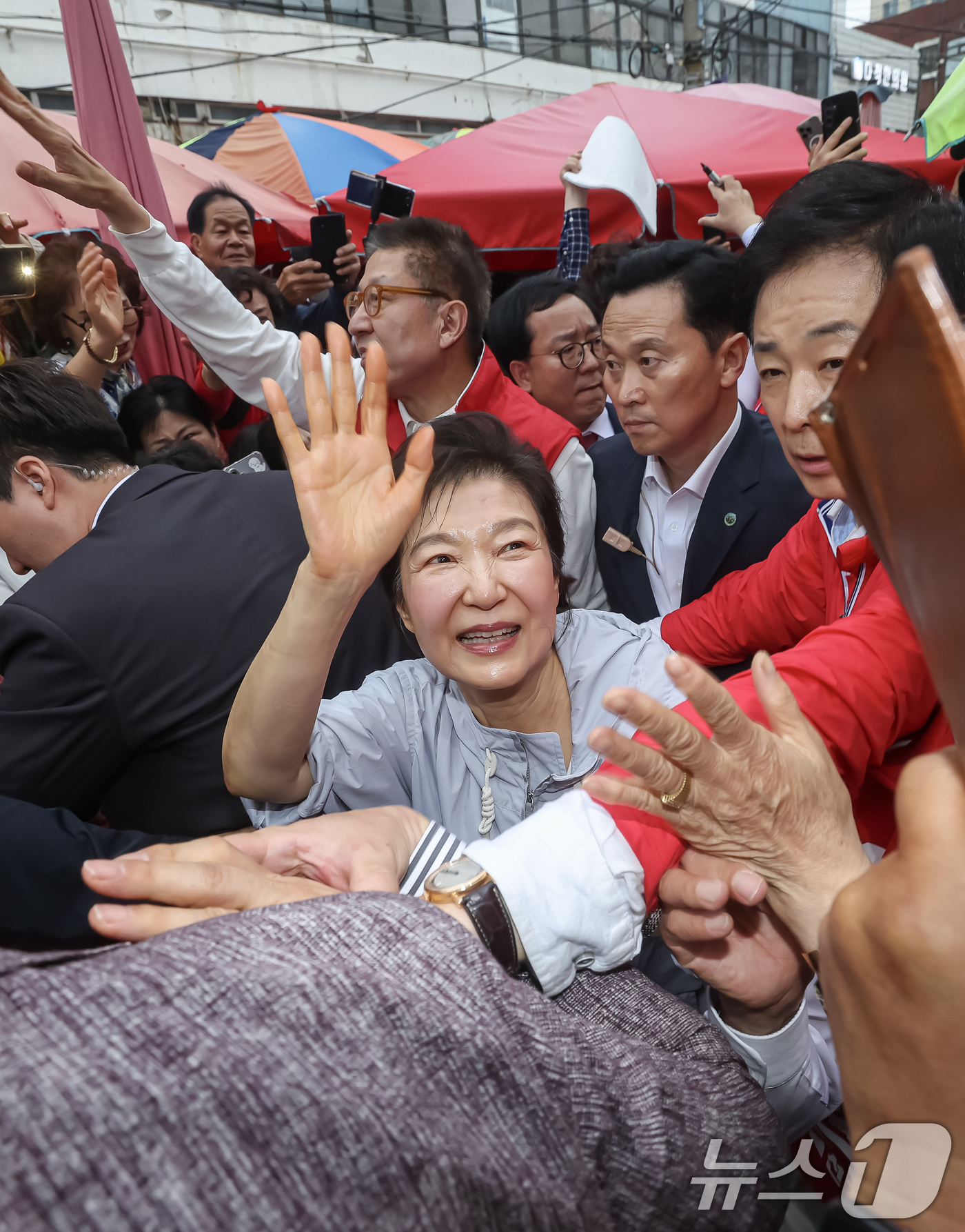 (부산=뉴스1) 윤일지 기자 = 박근혜 전 대통령이 27일 부산 기장군 기장시장을 방문해 시민들과 인사를 나누고 있다. (공동취재) 2026.5.27/뉴스1