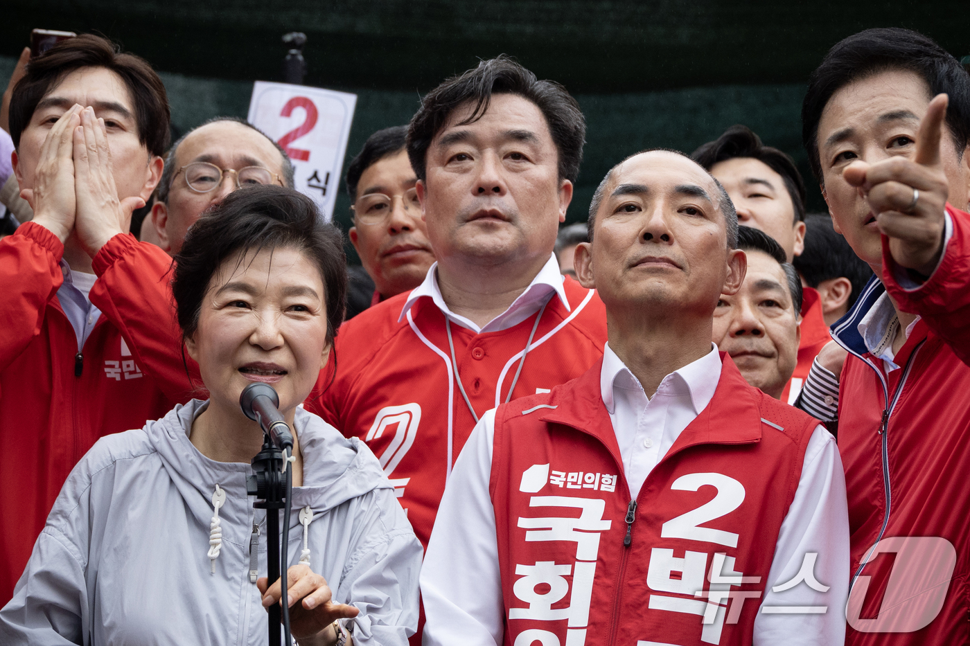 (부산=뉴스1) 윤일지 기자 = 박근혜 전 대통령이 27일 오후 부산 기장시장을 방문해 정동만 국민의힘 부산시당위원장과 박형준 부산시장 후보, 정명시 기장군수 후보, 박민식 부산 …