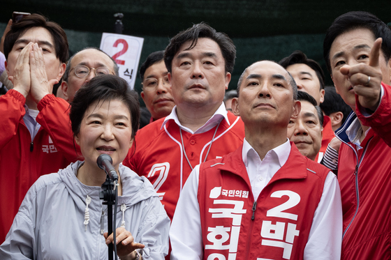 기장시장서 지원유세 나선 박근혜 전 대통령