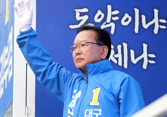 아침 출근길 인사하는 김부겸