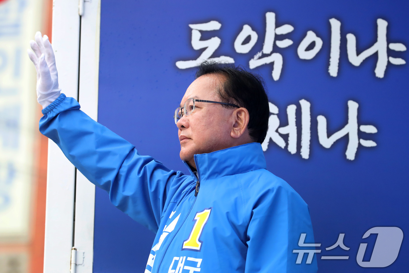 (대구=뉴스1) 공정식 기자 = 김부겸 더불어민주당 대구시장 후보가 27일 오전 대구 북구 태전네거리에서 출근길 시민들을 향해 인사하고 있다. 2026.5.27/뉴스1