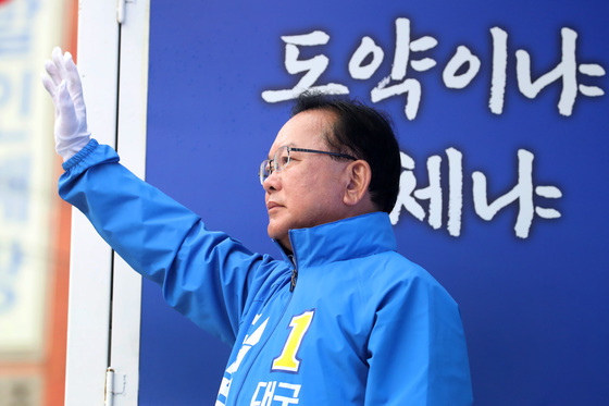 아침 출근길 인사하는 김부겸