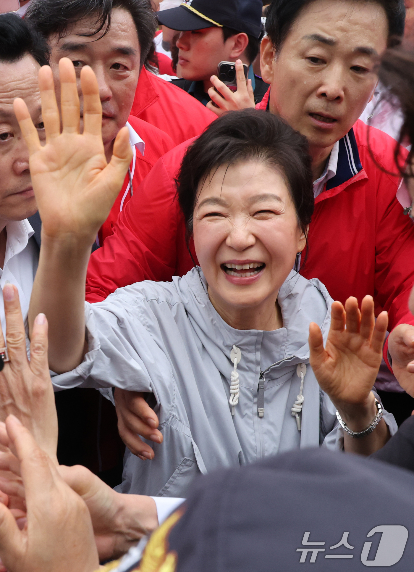 (부산=뉴스1) 윤일지 기자 = 박근혜 전 대통령이 27일 부산 기장군 기장시장을 방문해 시민들에게 인사하고 있다. (공동취재) 2026.5.27/뉴스1