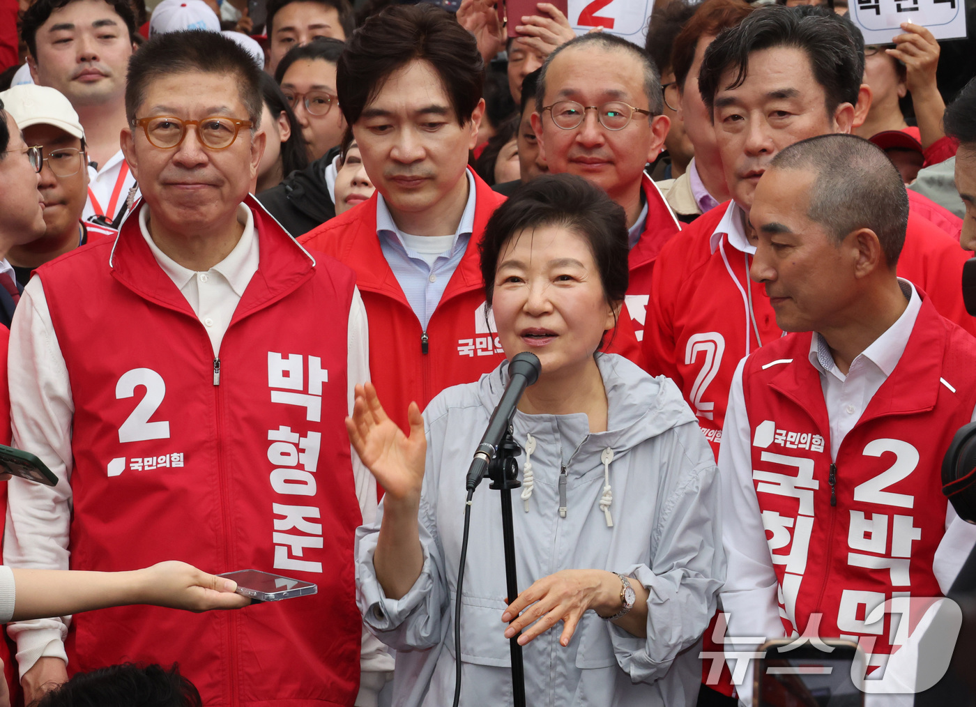 (부산=뉴스1) 윤일지 기자 = 박근혜 전 대통령이 27일 부산 기장군 기장시장을 방문해 시민들에게 인사하고 있다. (공동취재) 2026.5.27/뉴스1
