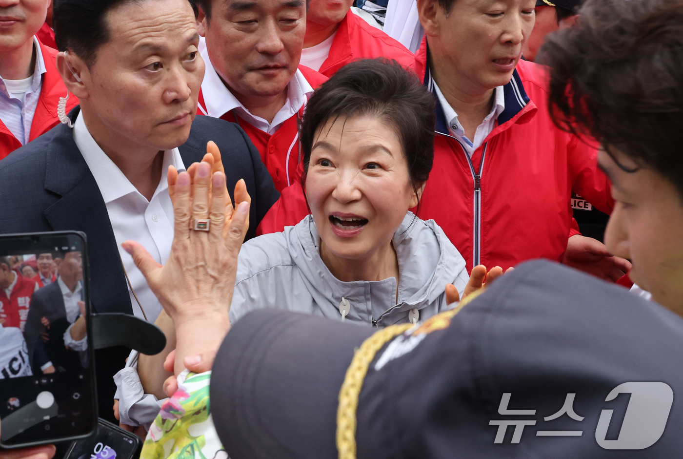 (부산=뉴스1) 윤일지 기자 = 박근혜 전 대통령이 27일 부산 기장군 기장시장을 방문해 시민들에게 인사하고 있다. (공동취재) 2026.5.27/뉴스1