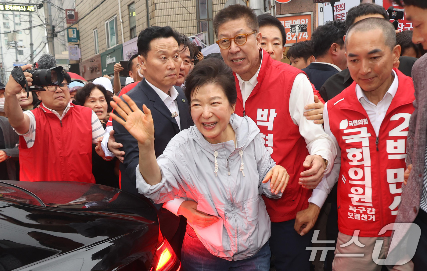 (부산=뉴스1) 윤일지 기자 = 박근혜 전 대통령이 27일 오후 부산 기장시장을 찾아 국민의힘 정동만 의원, 박형준 부산시장 후보, 박민식 부산 북구갑 후보와 함께 시민들에게 인사 …
