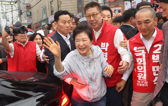 부산 시민에게 인사하는 박근혜 전 대통령