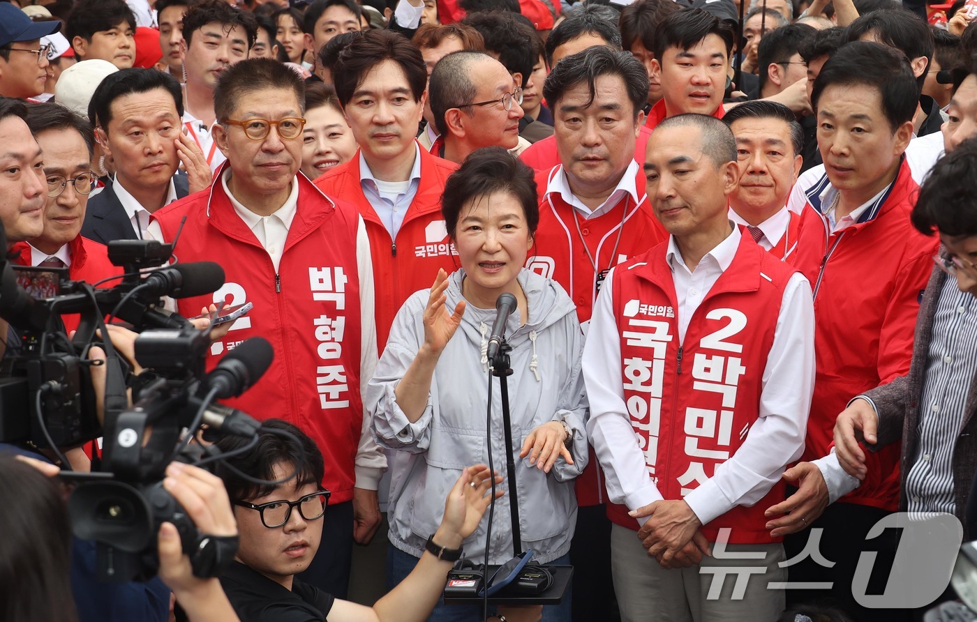 (부산=뉴스1) 윤일지 기자 = 박근혜 전 대통령이 27일 오후 부산 기장시장을 찾아 국민의힘 정동만 의원, 박형준 부산시장 후보, 박민식 부산 북구갑 후보와 함께 시민들에게 인사 …