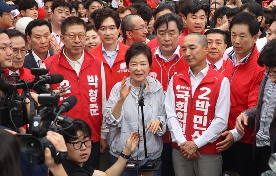 부산 시민들에게 인사하는 박근혜 전 대통령