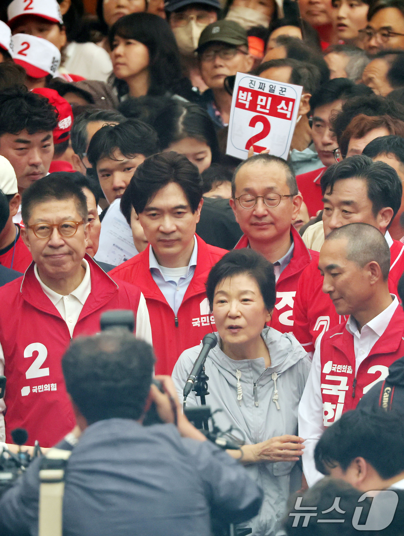 (부산=뉴스1) 윤일지 기자 = 박근혜 전 대통령이 27일 오후 부산 기장군 기장시장을 방문, 박형준 부산시장 후보 등과 함께 시민들에게 인사하며 지지를 호소하고 있다. (공동취재 …