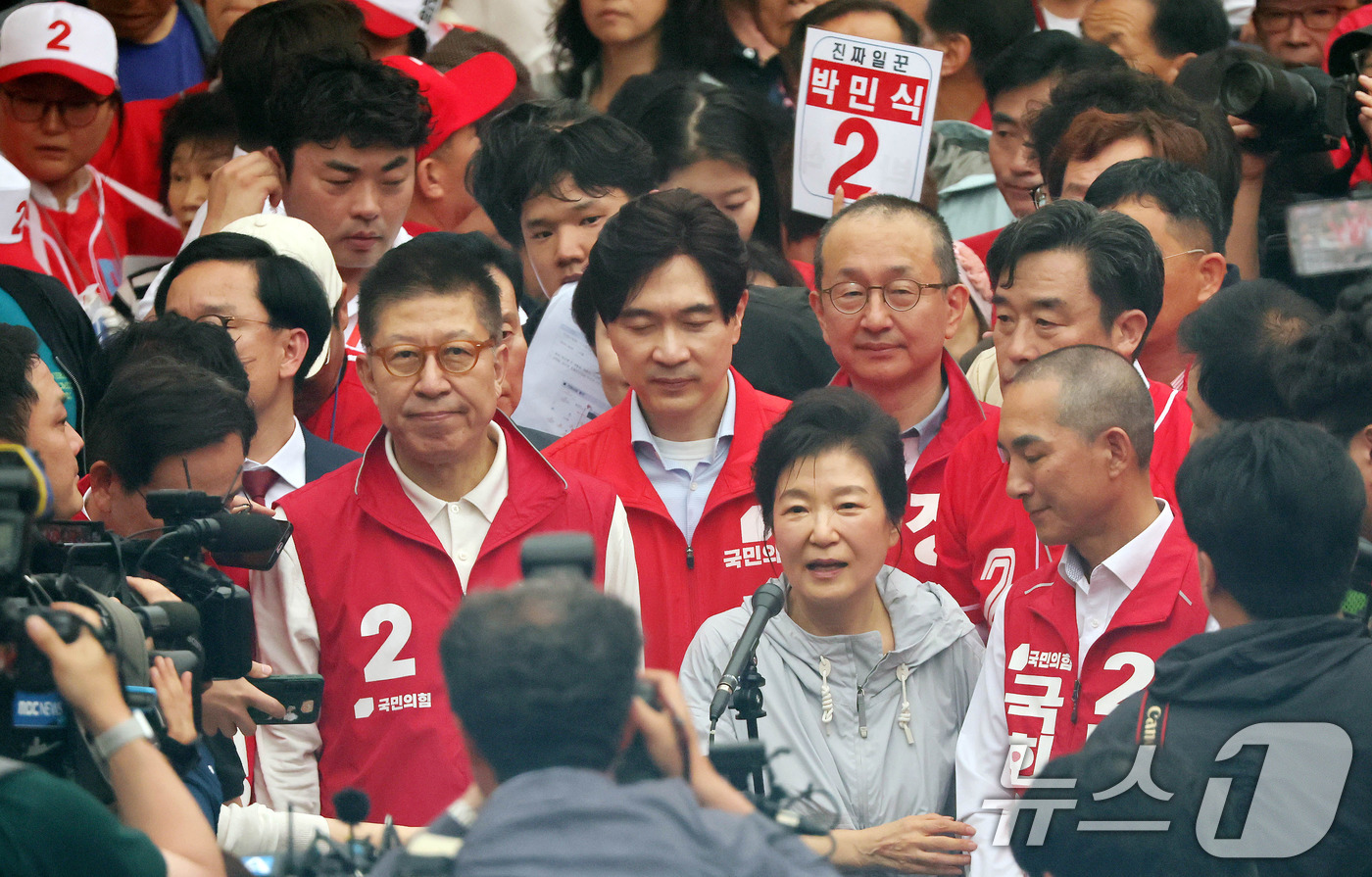 (부산=뉴스1) 윤일지 기자 = 박근혜 전 대통령이 27일 오후 부산 기장군 기장시장을 방문, 박형준 부산시장 후보 등과 함께 시민들에게 인사하며 지지를 호소하고 있다. (공동취재 …