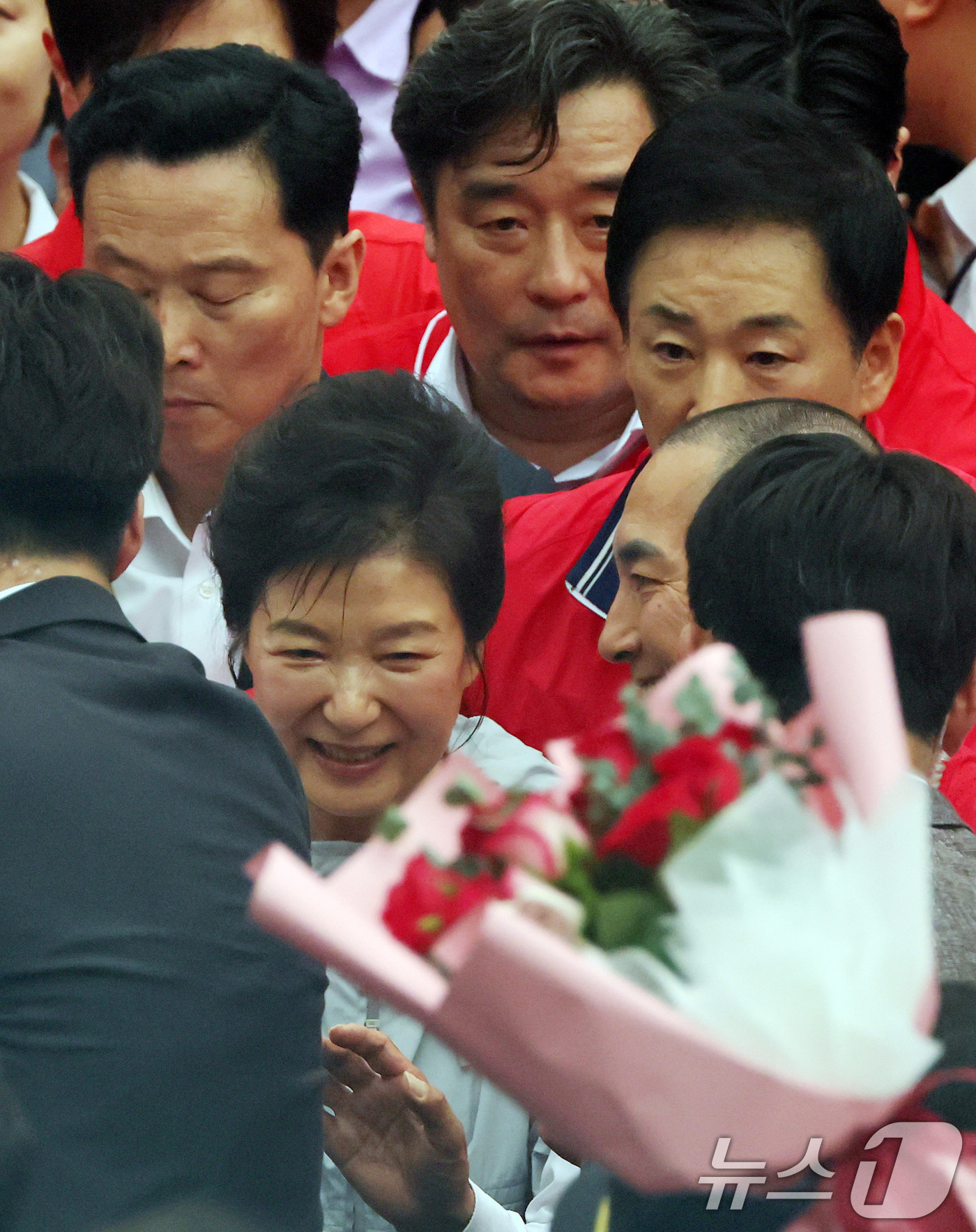 (부산=뉴스1) 윤일지 기자 = 박근혜 전 대통령이 27일 오후 부산 기장군 기장시장을 방문, 박형준 부산시장 후보 등과 함께 시민들에게 인사하며 지지를 호소하고 있다. (공동취재 …