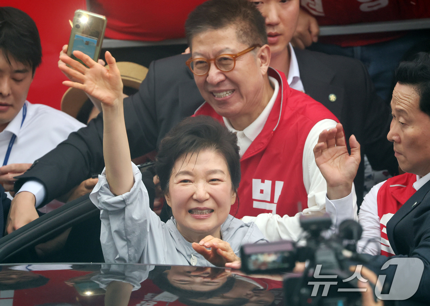 (부산=뉴스1) 윤일지 기자 = 박근혜 전 대통령이 27일 오후 부산 기장군 기장시장을 방문, 박형준 부산시장 후보 등과 함께 시민들에게 인사하며 지지를 호소하고 있다. (공동취재 …