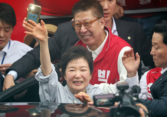 박근혜 전 대통령, 부산 민심 공략