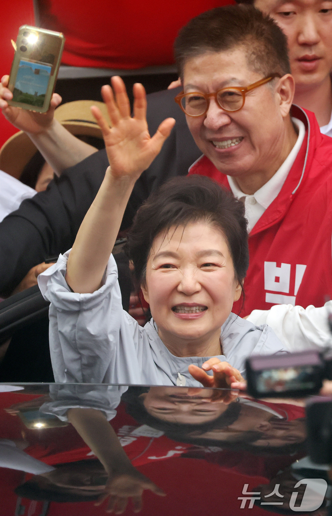 (부산=뉴스1) 윤일지 기자 = 박근혜 전 대통령이 27일 오후 부산 기장군 기장시장을 방문, 박형준 부산시장 후보 등과 함께 시민들에게 인사하며 지지를 호소하고 있다. (공동취재 …