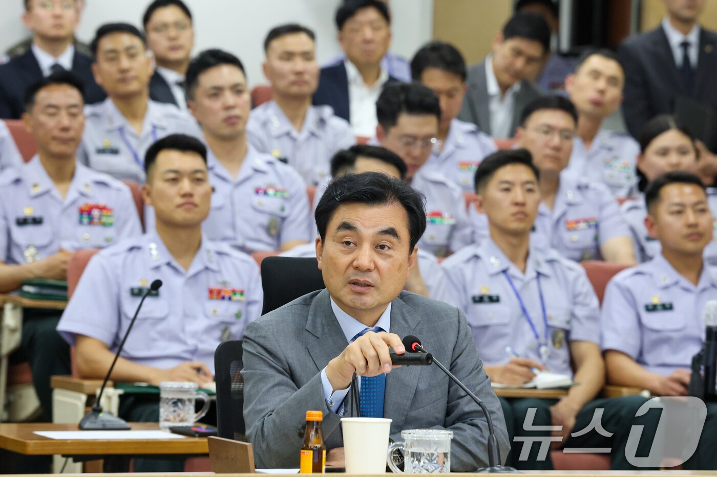 본문 이미지 - 안규백 국방부 장관이 지난 5월 오후 육군사관학교를 방문해 교수 및 훈육관과 간담회를 하는 모습.(국방부 제공. 재판매 및 DB 금지) 2026.5.27 ⓒ 뉴스1