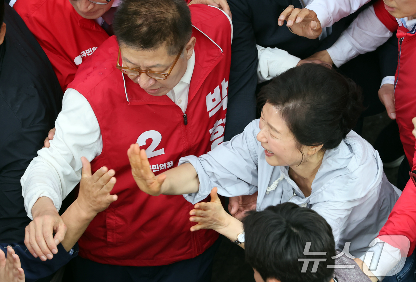 (부산=뉴스1) 윤일지 기자 = 박근혜 전 대통령이 27일 오후 부산 기장군 기장시장을 방문, 박형준 부산시장 후보 등과 함께 시민들에게 인사하며 지지를 호소하고 있다. (공동취재 …