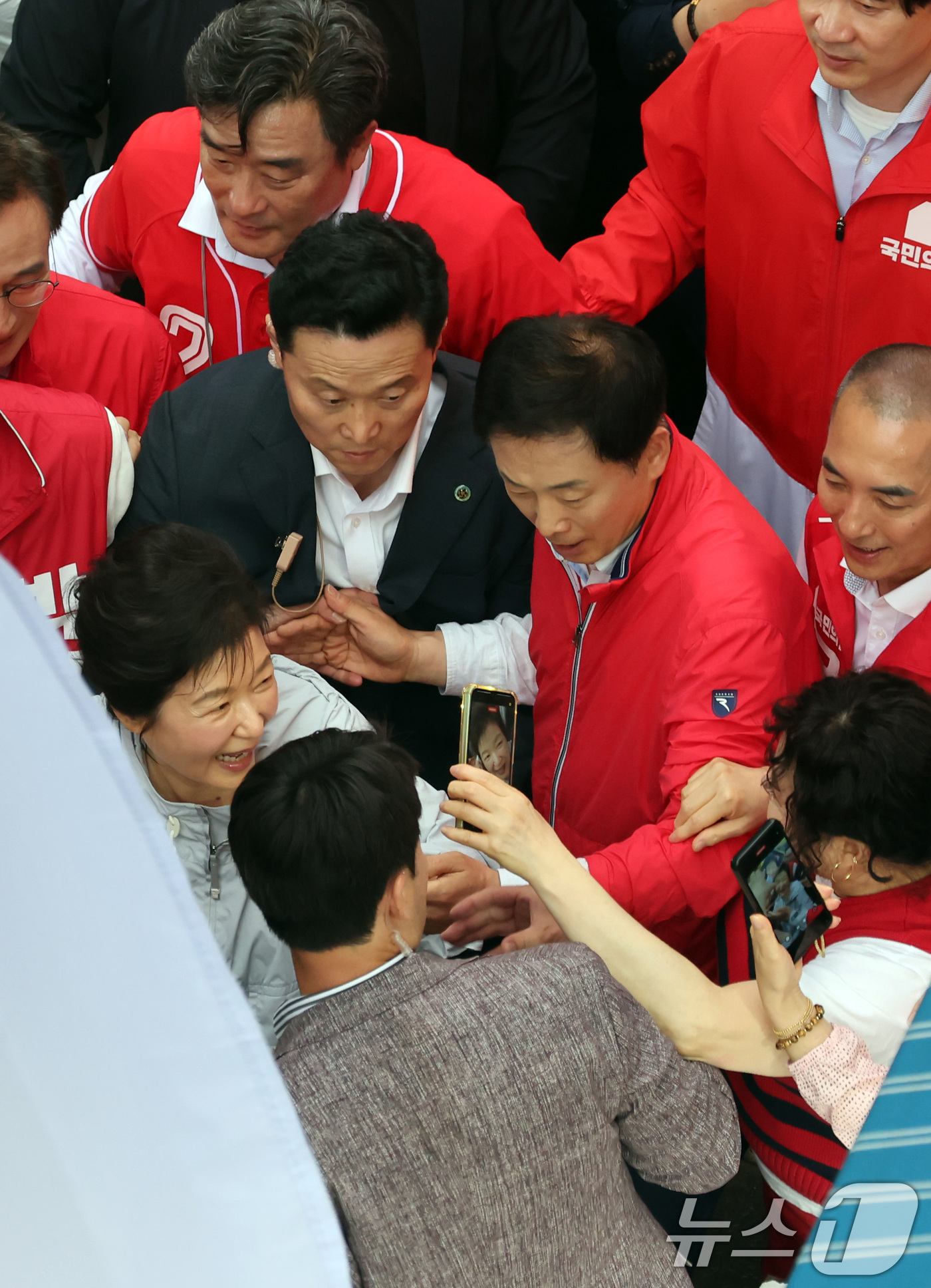 (부산=뉴스1) 윤일지 기자 = 박근혜 전 대통령이 27일 오후 부산 기장군 기장시장을 방문, 박형준 부산시장 후보 등과 함께 시민들에게 인사하며 지지를 호소하고 있다. (공동취재 …