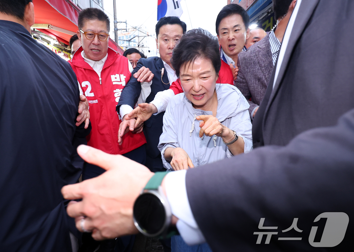 (부산=뉴스1) 윤일지 기자 = 박근혜 전 대통령이 27일 오후 부산 기장군 기장시장을 찾아 박형준 국민의힘 부산시장 후보, 박민식 부산 북갑 보궐선거 후보와 함께 시장을 돌며 시 …