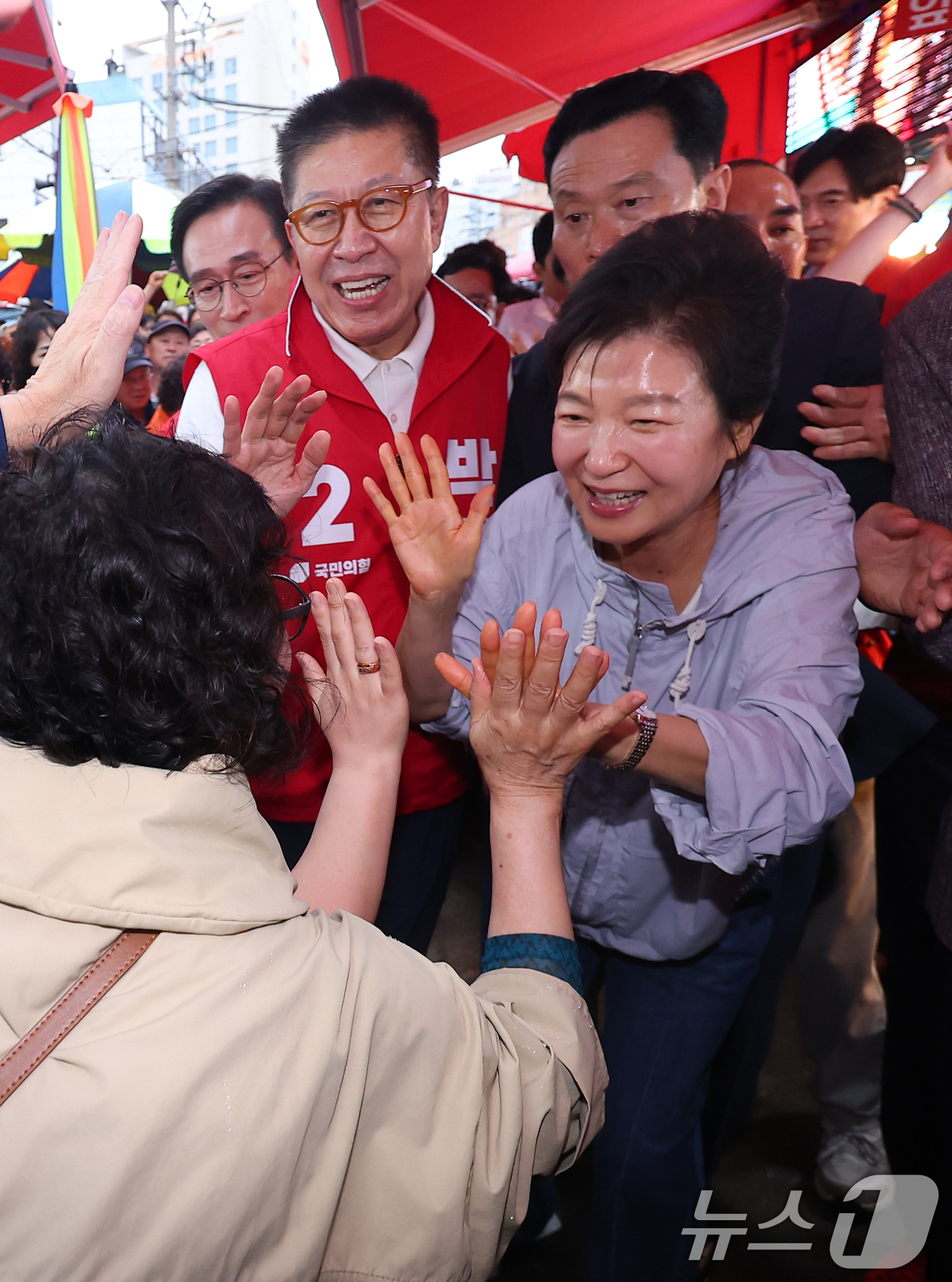 (부산=뉴스1) 윤일지 기자 = 박근혜 전 대통령이 27일 오후 부산 기장군 기장시장을 찾아 박형준 국민의힘 부산시장 후보, 박민식 부산 북갑 보궐선거 후보와 함께 시장을 돌며 시 …