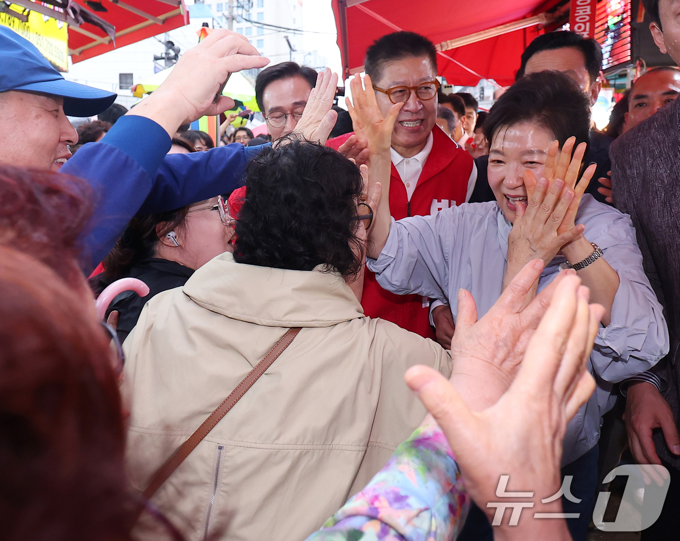 (부산=뉴스1) 윤일지 기자 = 박근혜 전 대통령이 27일 오후 부산 기장군 기장시장을 찾아 박형준 국민의힘 부산시장 후보, 박민식 부산 북갑 보궐선거 후보와 함께 시장을 돌며 시 …