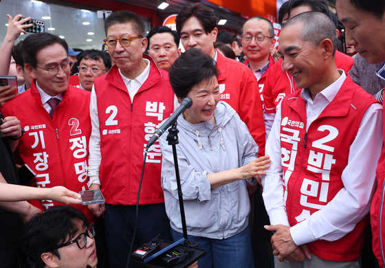 박민식 후보와 대화하는 박근혜 전 대통령