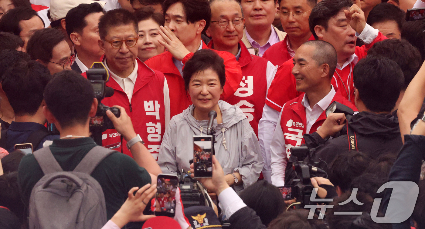 (부산=뉴스1) 윤일지 기자 = 박근혜 전 대통령이 27일 오후 부산 기장군 기장시장을 찾아 박형준 국민의힘 부산시장 후보, 박민식 부산 북갑 보궐선거 후보와 함께 시장을 돌며 시 …