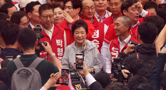 부산 찾은 박 전 대통령