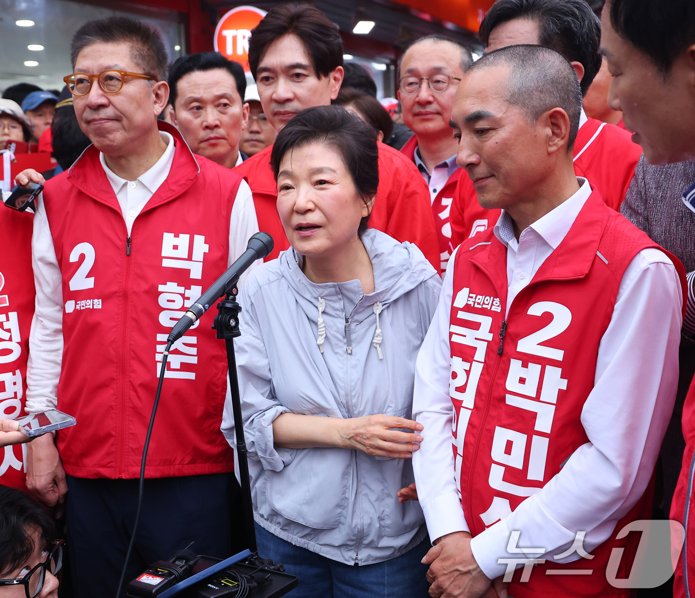 (부산=뉴스1) 윤일지 기자 = 박근혜 전 대통령이 27일 오후 부산 기장군 기장시장을 찾아 박형준 국민의힘 부산시장 후보, 박민식 부산 북갑 보궐선거 후보와 함께 시장을 돌며 시 …