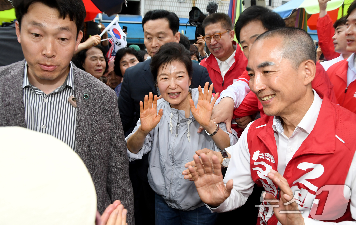 (부산=뉴스1) 윤일지 기자 = 박근혜 전 대통령이 27일 오후 부산 기장군 기장시장을 찾아 박형준 국민의힘 부산시장 후보, 박민식 부산 북갑 보궐선거 후보와 함께 시장을 돌며 시 …