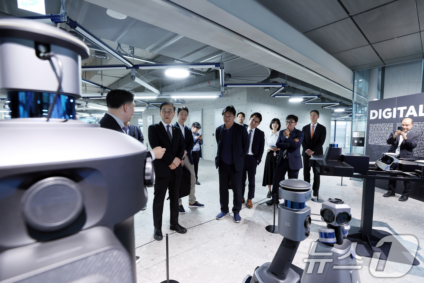 (서울=뉴스1) = 김윤덕 국토교통부 장관이 27일 경기 성남시 네이버 사옥 '1784'를 찾아 네이버의 로봇·디지털트윈 기술을 살펴보며 이동 로봇 상용화를 위한 기술·정책 지원 …