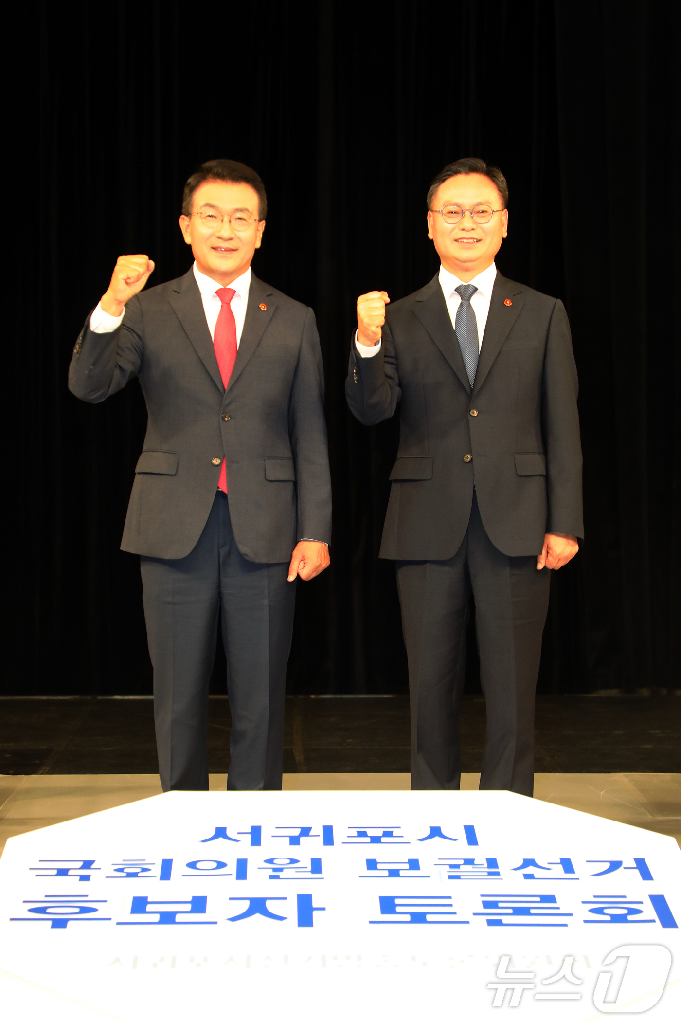 (제주=뉴스1) 오미란 기자 = 서귀포시 국회의원 보궐선거에 출마한 기호 1번 김성범 더불어민주당 후보(오른쪽)와 기호 2번 고기철 국민의힘 후보가 27일 오후 KBS제주방송총국에 …
